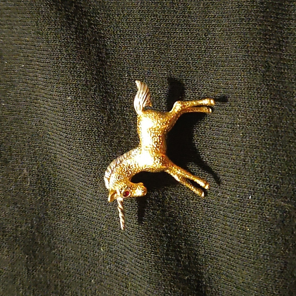 Very pretty gold Krementz Unicorn Pin